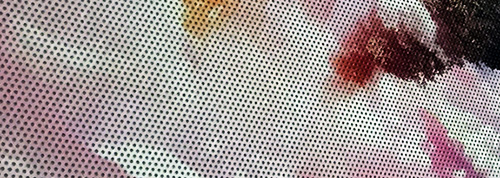 close-up van een sticker met gaatjes die ook wel een one-way-sticker wordt genoemd, vaak gebruikt op de achterruit van auto
