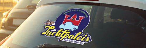 een sticker op een achterruit van een auto die mooi uitgesneden werd in de vorm van het logo