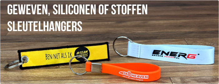 geweven stoffen en siliconen sleutelhangers op een houten vloer