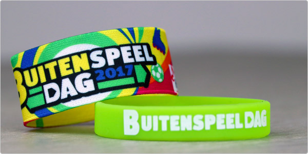 close up van stretchy en siliconen polsbandjes voor Buitenspeeldag