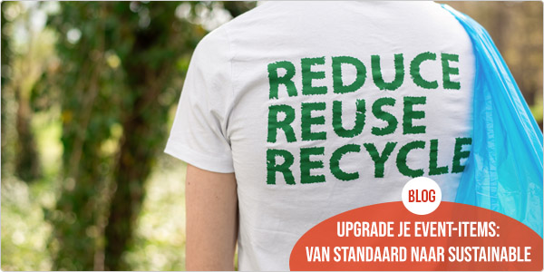 man in wit t-shirt met vuilzak op de rug
