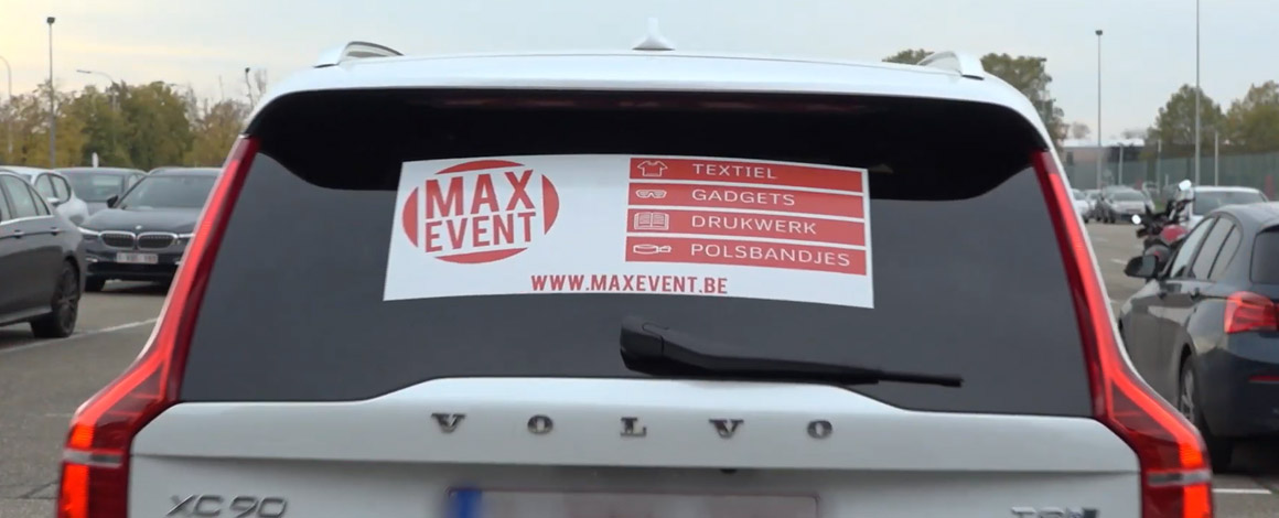 achterruit van witte wagen met reclame sticker