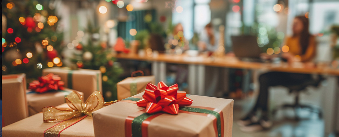 geschenken voor de medewerkers op de voorgrond van een kantoor