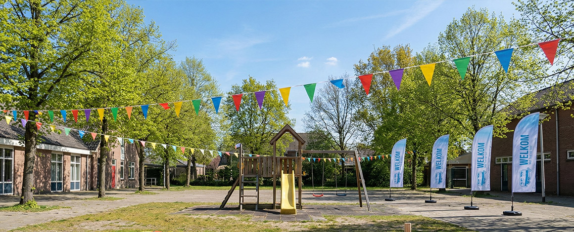 speelplein aangekleed met beachflags en klaar gezet voor buitenspeeldag