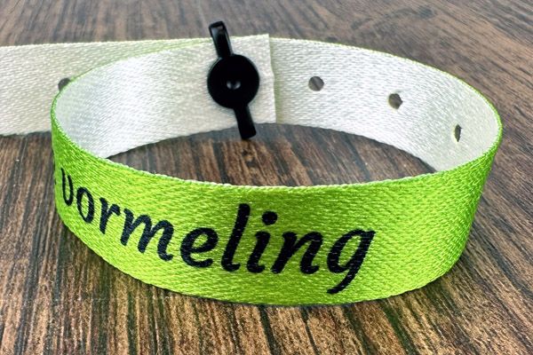 fel groene festival bandjes met een drukknop systeem