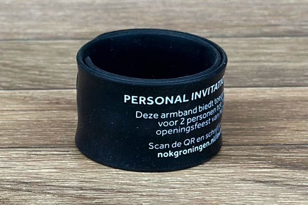 elegante zwarte siliconen klaparmband met witte bedrukking