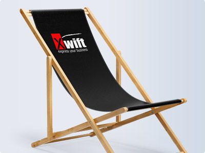 houten strandstoel met gekleurd doek met logo van Xwift